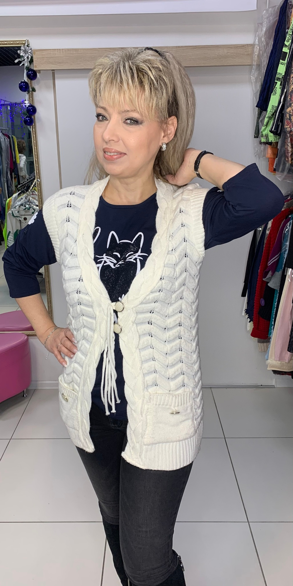 Белый теплый жилет c кармашками