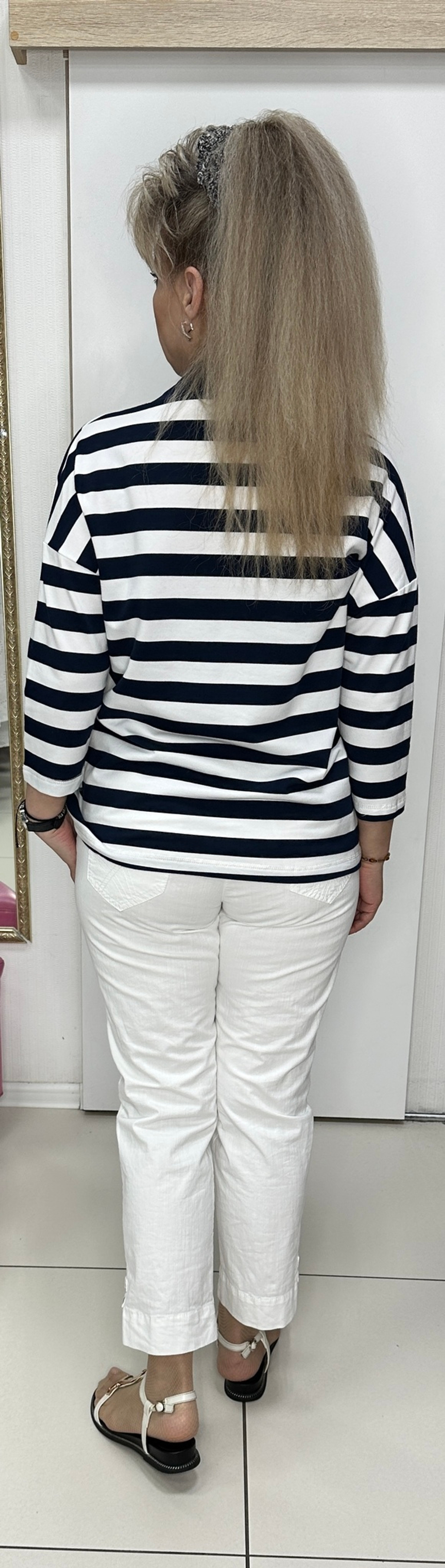 Бело-синий блузон-толстовка в полоску