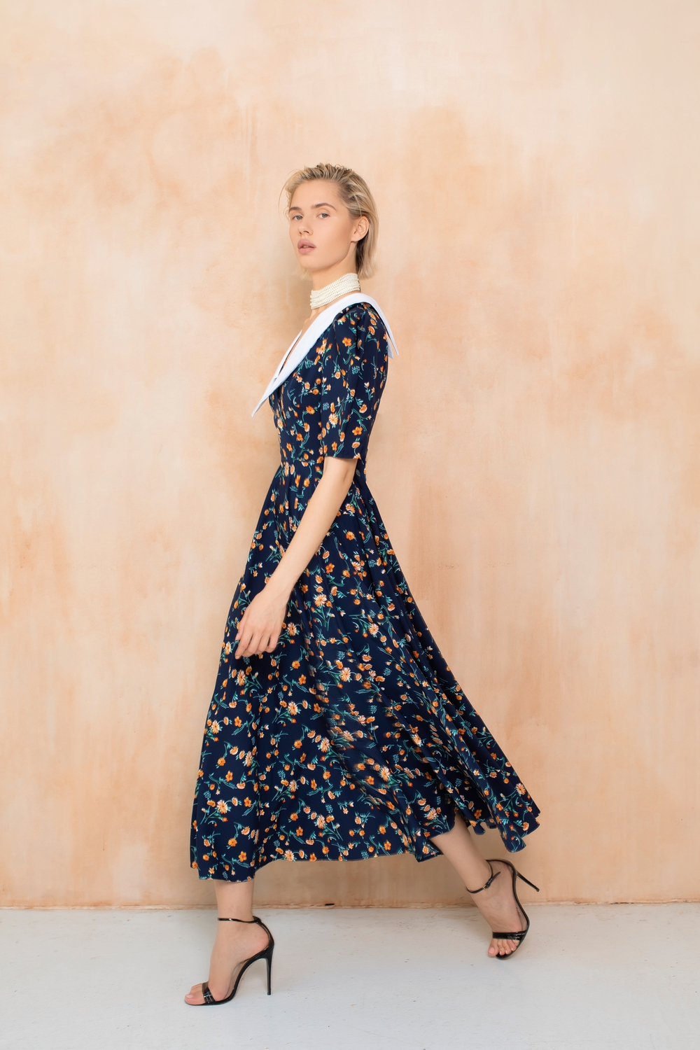 Платье с белым воротников