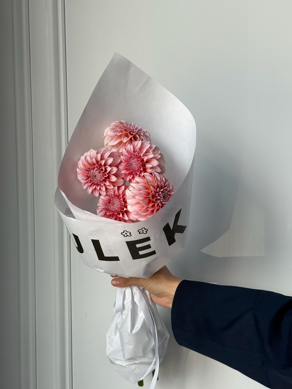 Кулек из георгин в персиковом оттенке