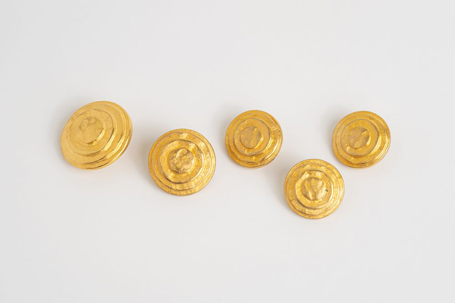 Пять винтажных металлических пуговиц разного размера