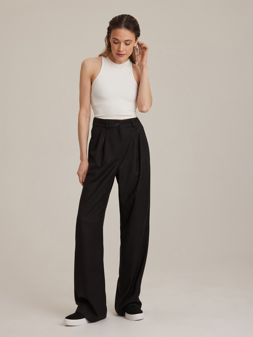 Брюки прямого кроя со складками из итальянской ткани черные