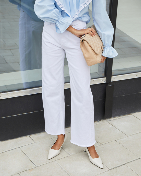 Джинсы прямые с рваным низом