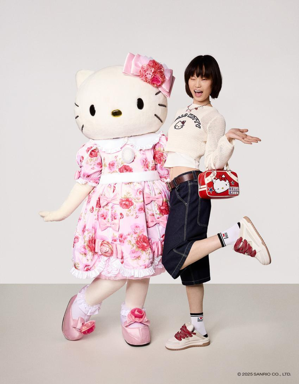 BERSHKA Свитер с принтом Hello Kitty, кремовый