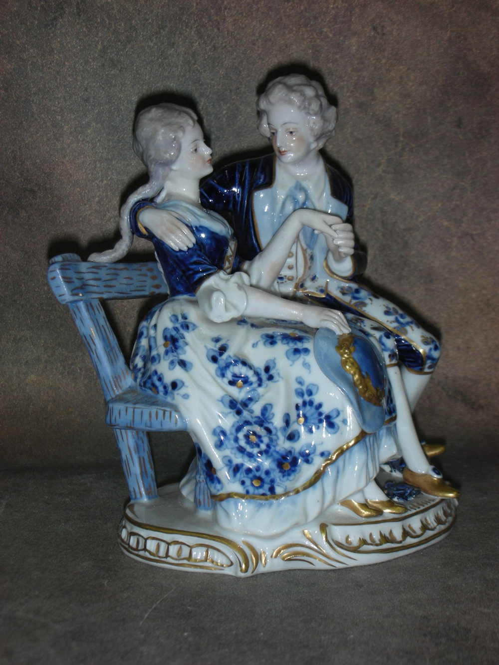 Статуэтка. Фарфор. Влюблённые на скамейке. Volkstedt. Германия