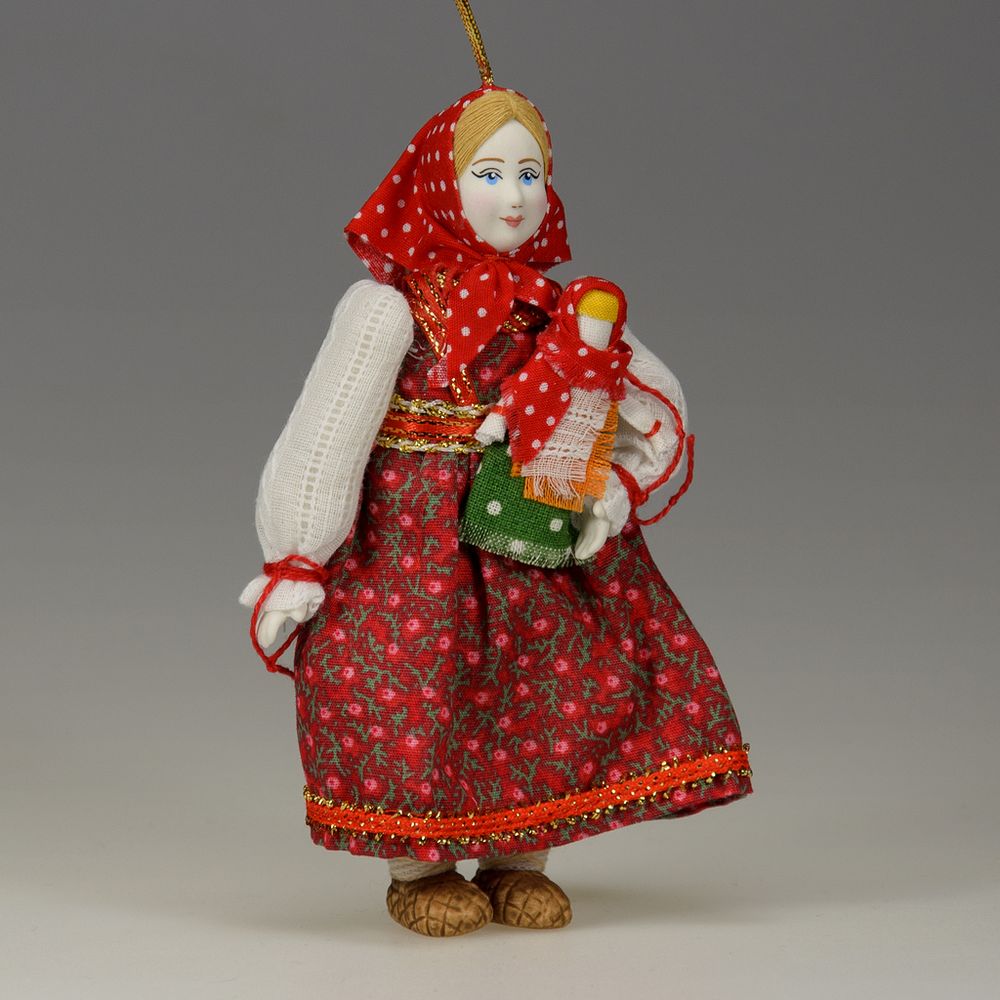 Ёлочная игрушка Крестьянская девочка с куклой