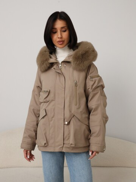 Бежевая укороченная парка с меховым воротником и капюшоном