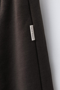 ZARA БАЗОВЫЙ КОМПЛЕКТ ТОЛСТОВКА И БРЮКИ-ДЖОГГЕРЫ С НАШИВКОЙ, ТЕМНО-БОРДОВЫЙ