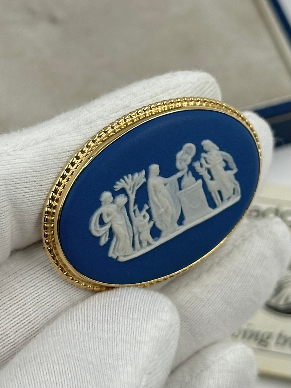 Брошь Wedgwood синяя