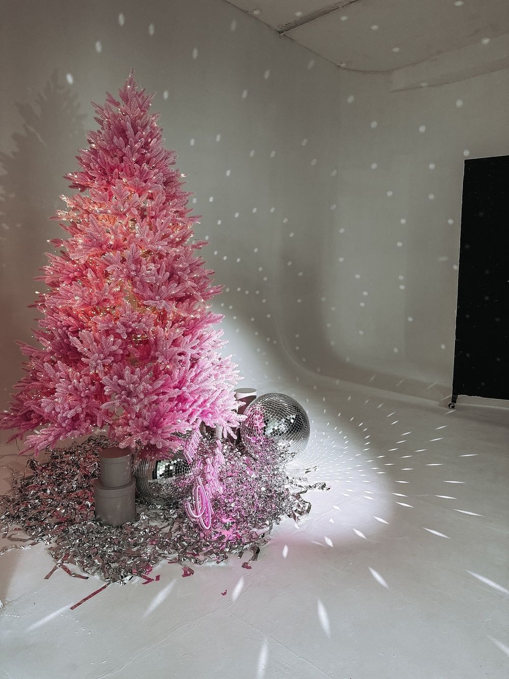 Заснеженная розовая елка «Фэнтези» (Литая хвоя) 180 см / 1,8 м