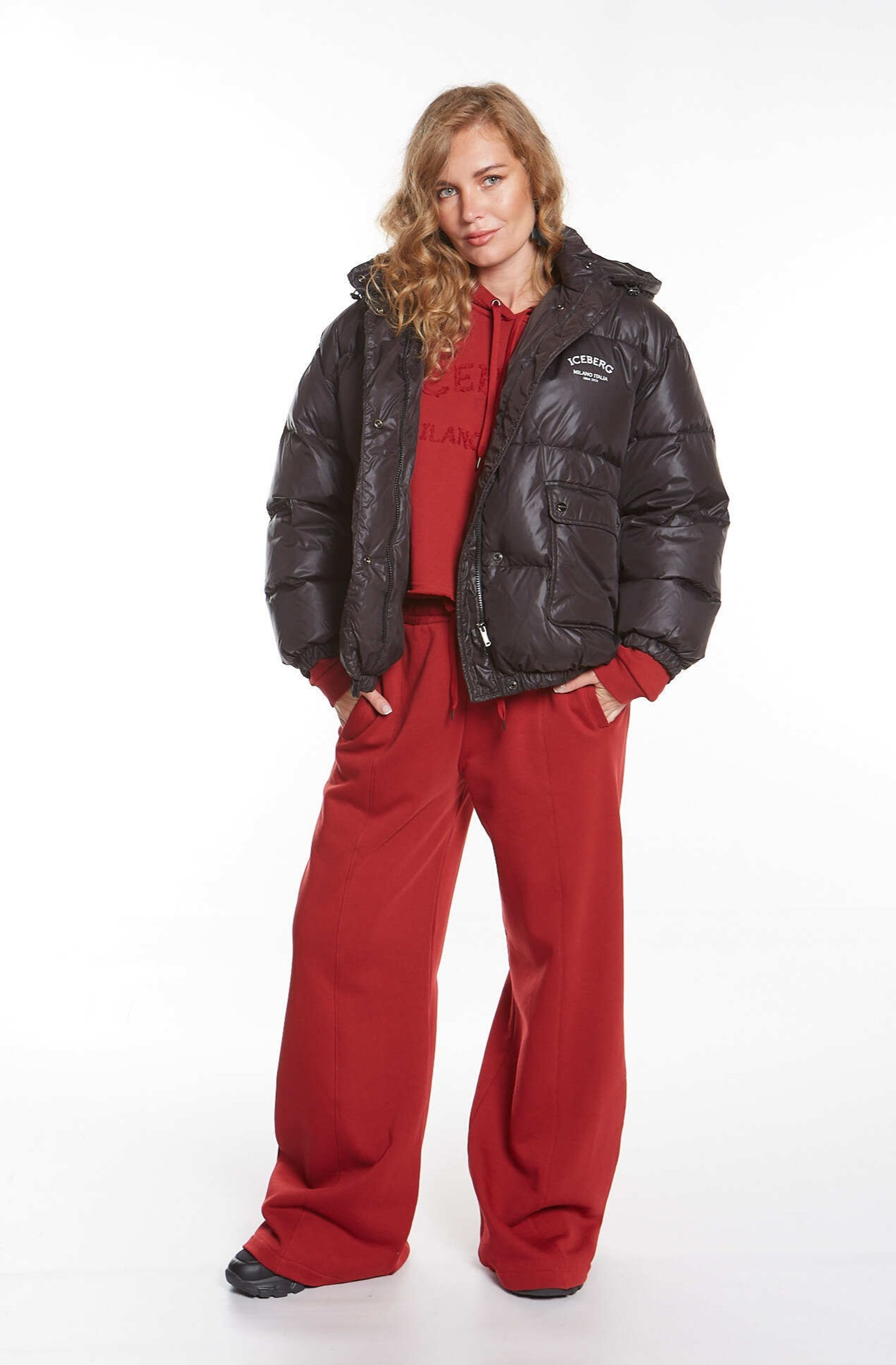 КОРОТКАЯ КУРТКА-ПУХОВИК С КАПЮШОНОМ