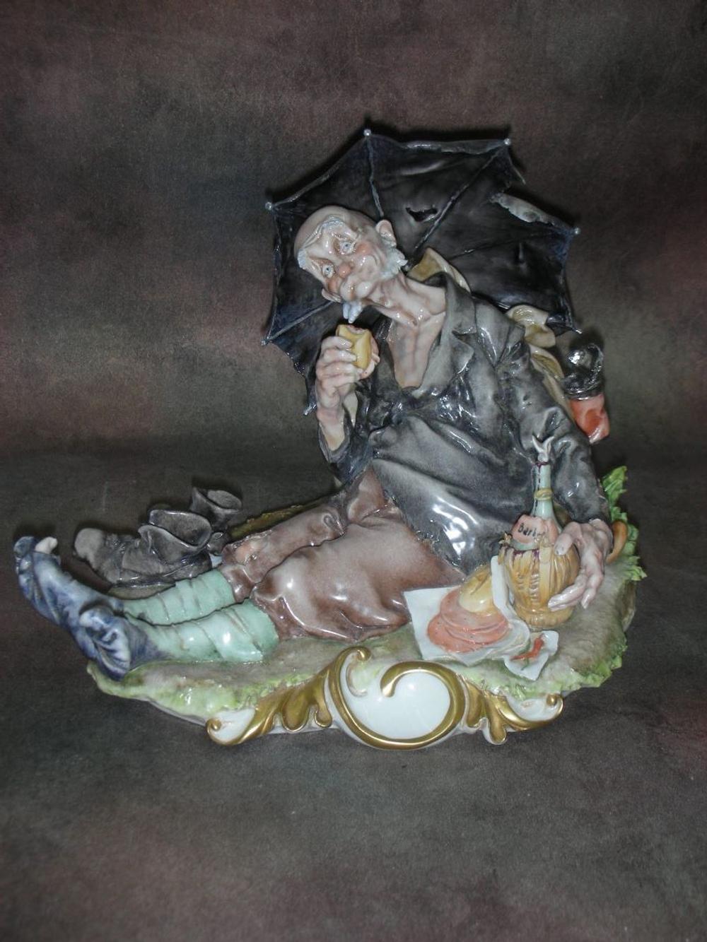 Статуэтка. Фарфор. Пикник под зонтом. Capodimonte. Италия