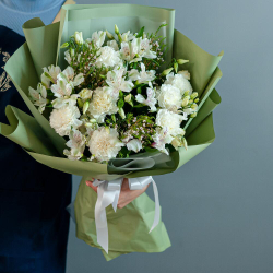 Светлый букет с диантусами и альстромерией