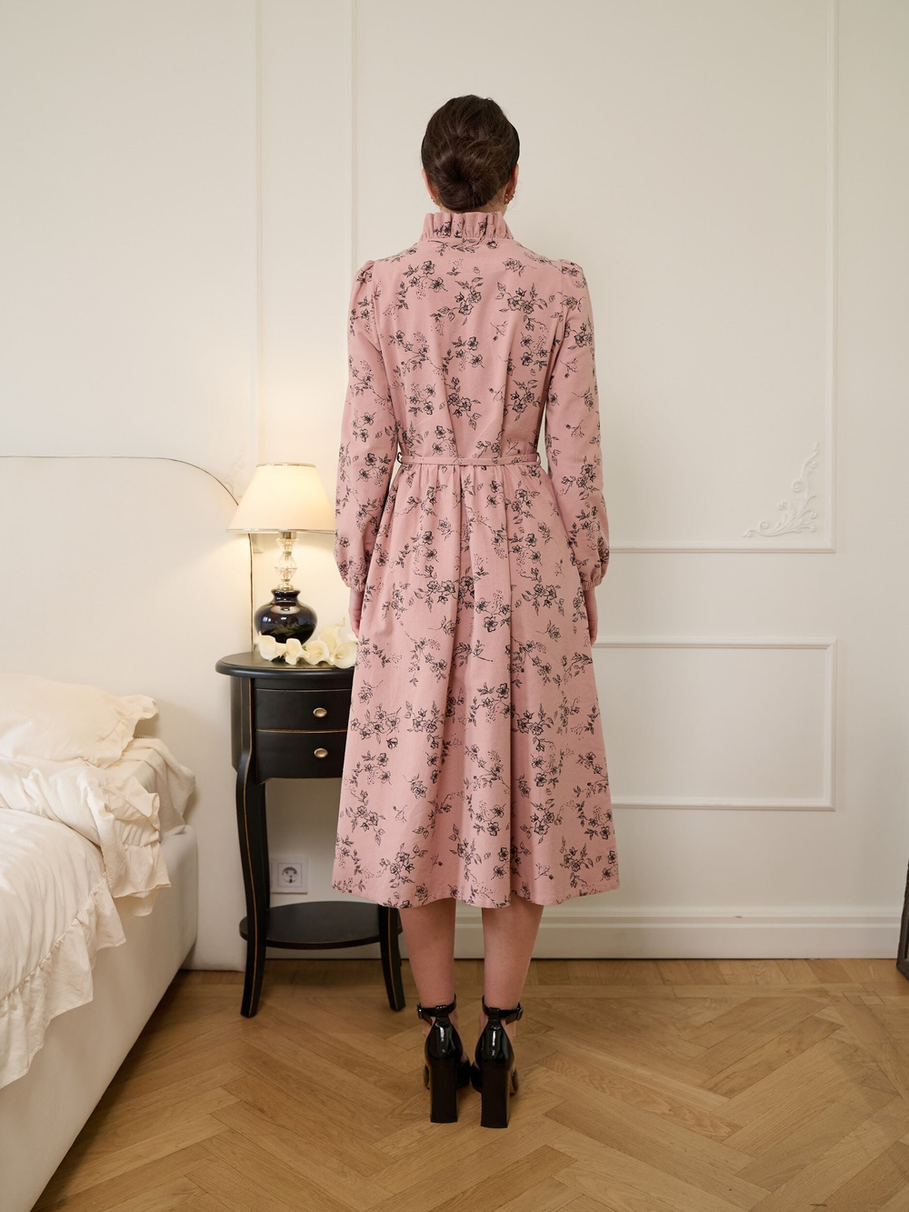 Платье с воротником стойкой