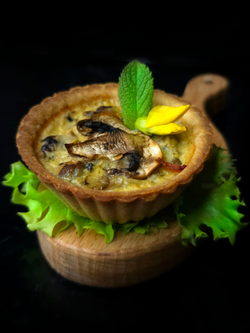 Киш с красным луком и грибами
