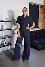 Костюм из джинсы с приталенным жакетом