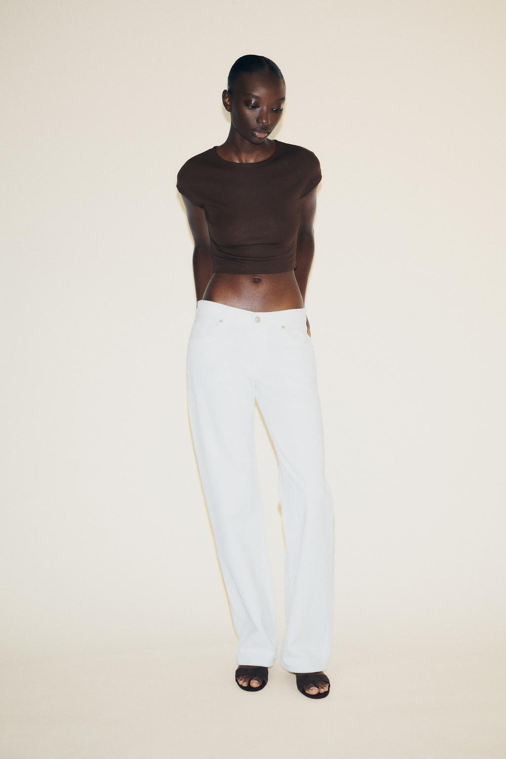 ZARA УКОРОЧЕННАЯ ФУТБОЛКА ИЗ ХЛОПКА И МОДАЛА, КОРИЧНЕВЫЙ