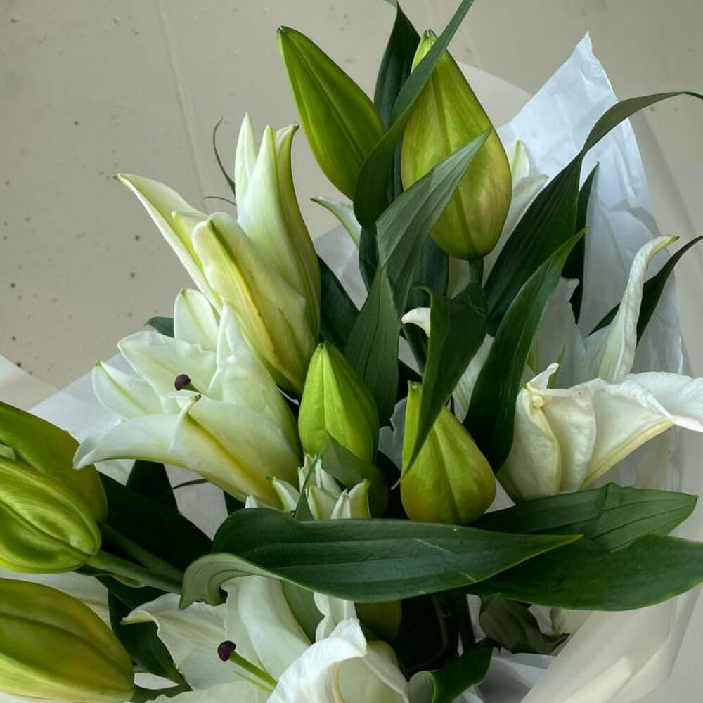 Букет из крупных лилий в дизайнерском оформлении