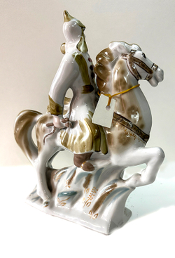 Красноармеец-буденовец на коне. 1970-е гг. Советский агитационный фарфор. ПЗХК