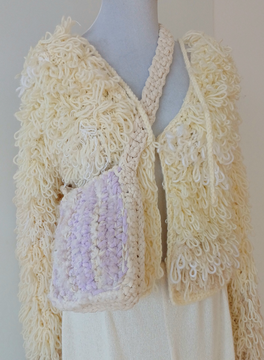 Сумка кроссбоди через плечо вязаная