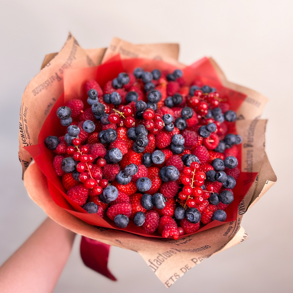 Ягодный букет из клубники, малины, голубики и красной смородины.
