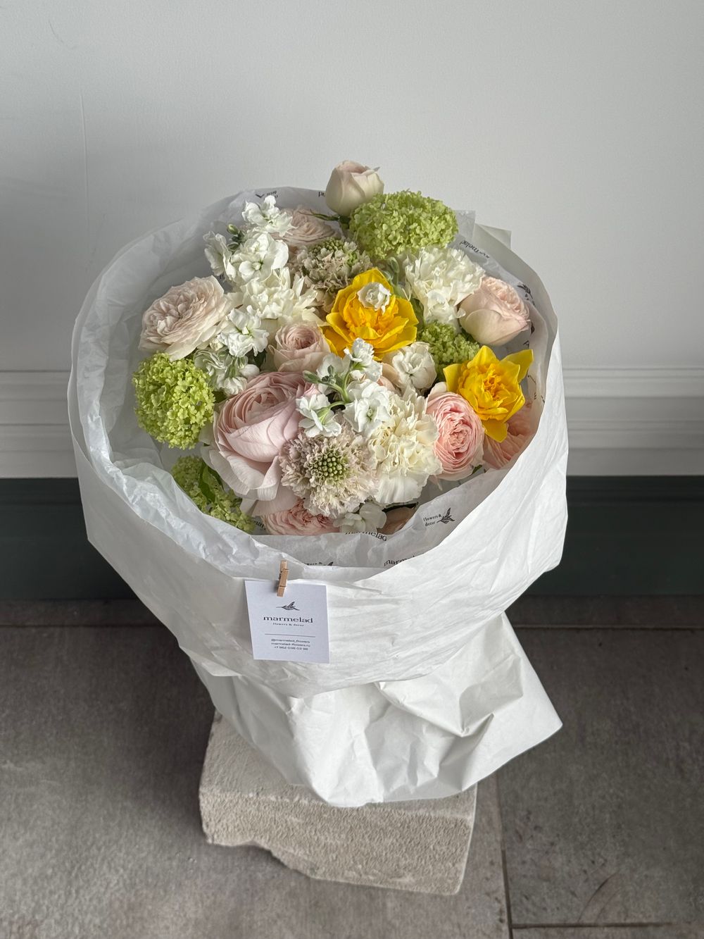 Сборный букет весна из кустовых пионовидных роз, нарциссов, ранункулюсов, вибурнума и скабиозы