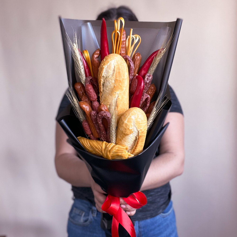 Мужской букет с колбасками, сыром, багетом, перцами чили и пшеницей