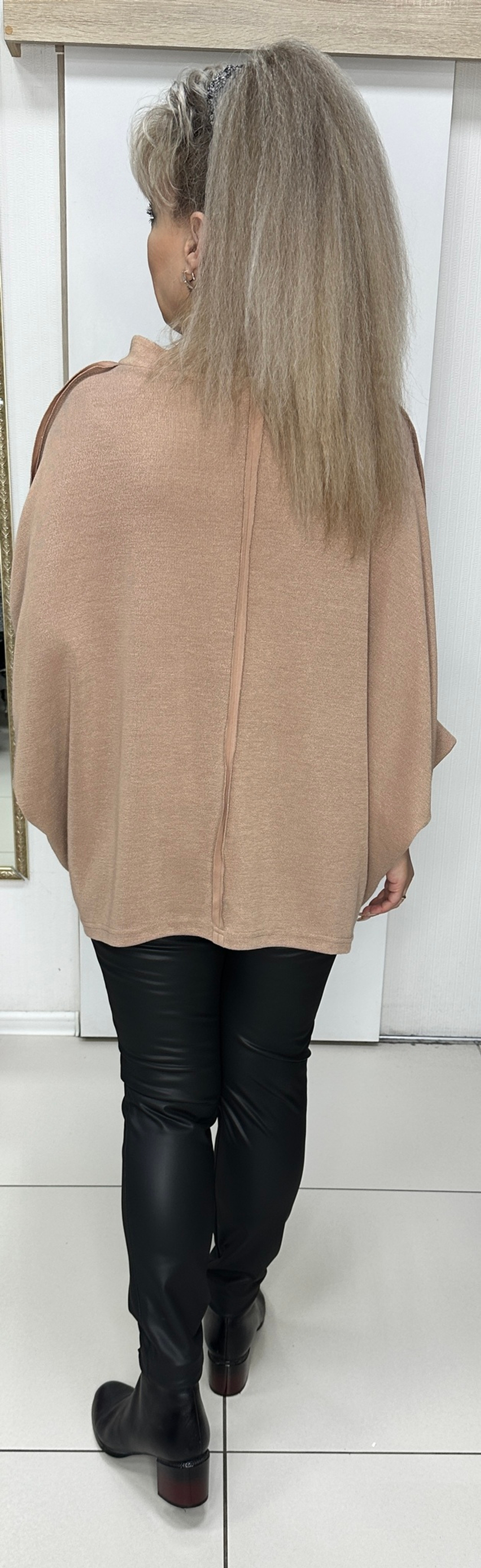 Нарядный блузон-туника с вынутыми швами