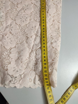 Платье кружевное в нежном оттенке, маркировка М, визуально на 46 размер