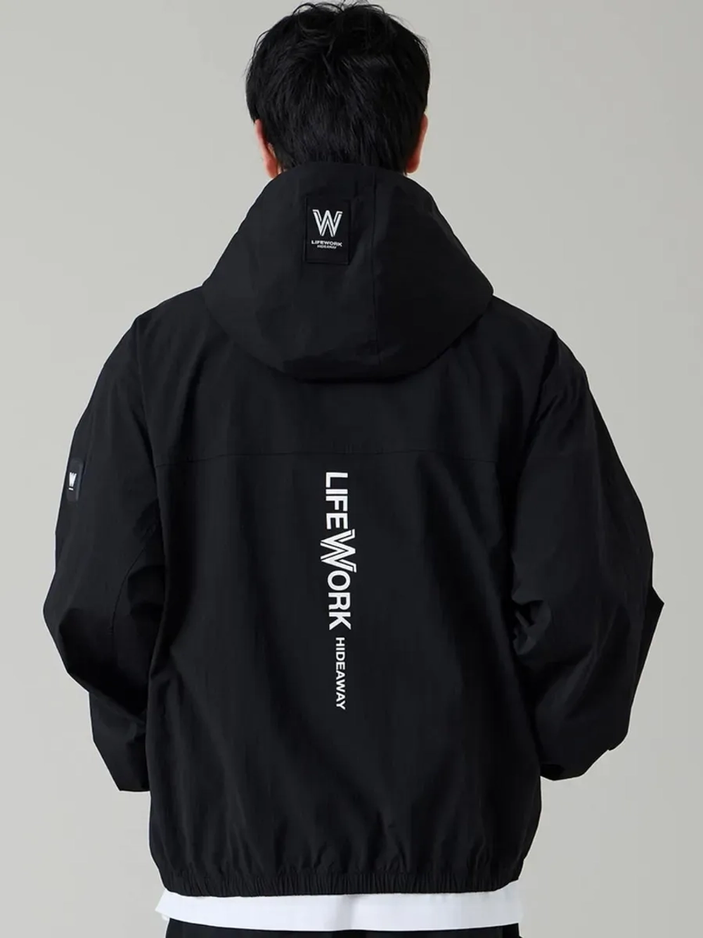 Нейлоновая куртка с капюшоном