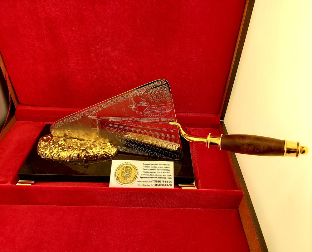 Подарок строителю "Мастерок" на долерите с фианитами