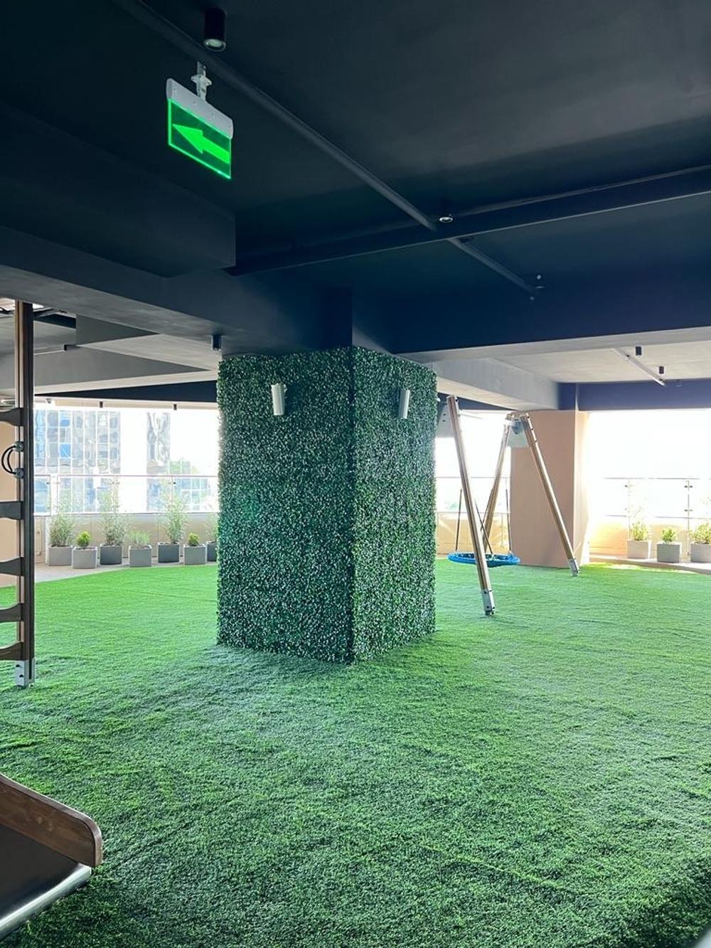 5.23. Вертикальное озеленение колонн искусственной зеленью в ЖК «Development Plaza»