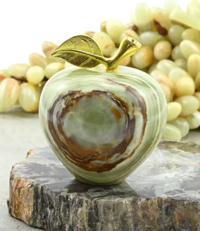 Яблоко из камня оникс 60*60*70мм.