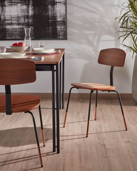 Стул Okay из черного металла и дерева ореха La Forma Испания