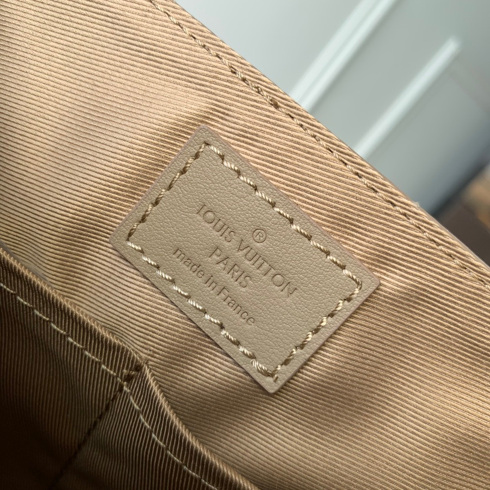 Louis Vuitton Takeoff Messenger