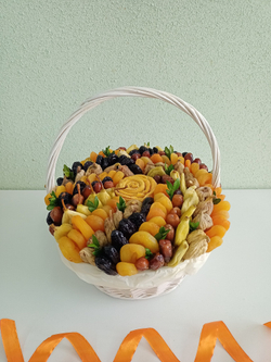 Корзина с сухофруктами