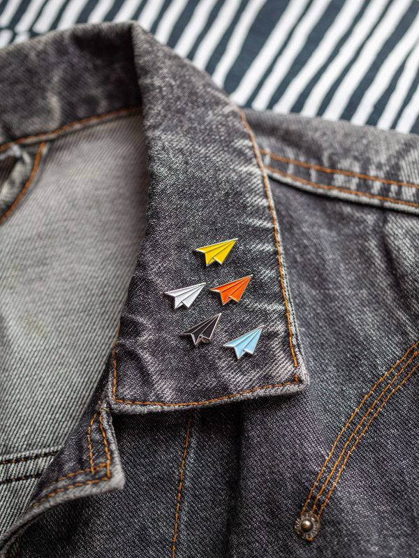 Значок Бумажный Самолётик оранжевый - фото 4