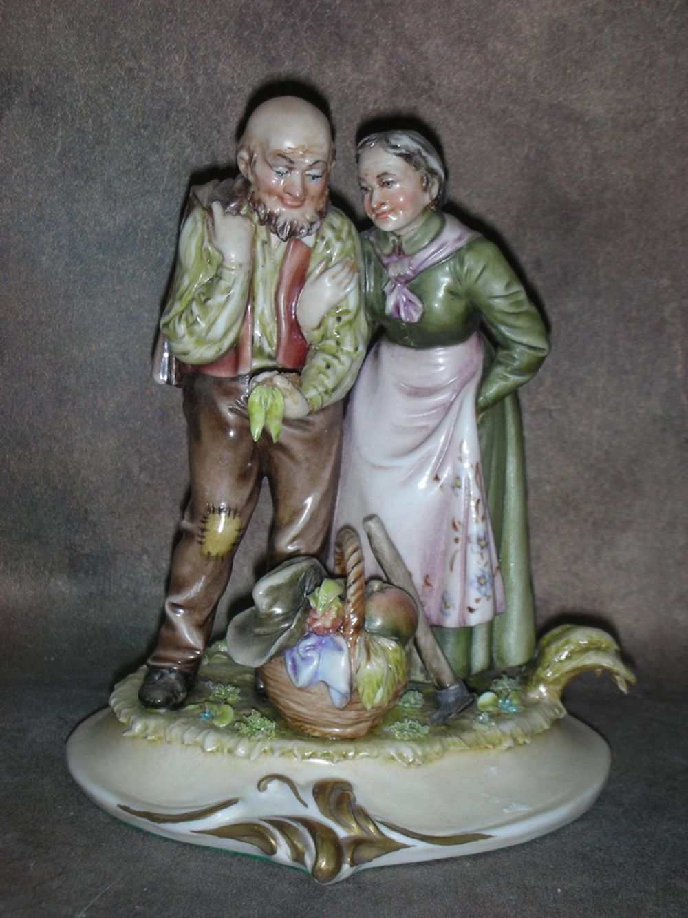 Статуэтка. Фарфор. Деревенская чета. Capodimonte. Италия