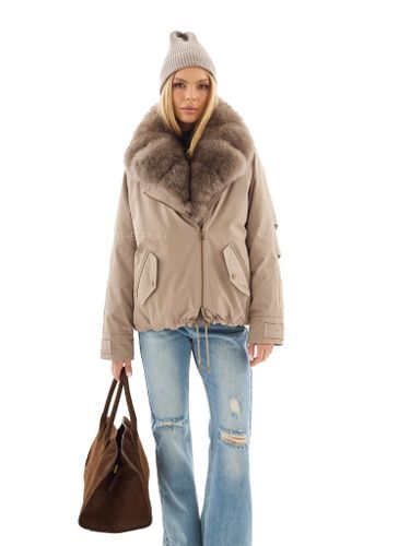 Короткая пуховая парка бежевого цвета