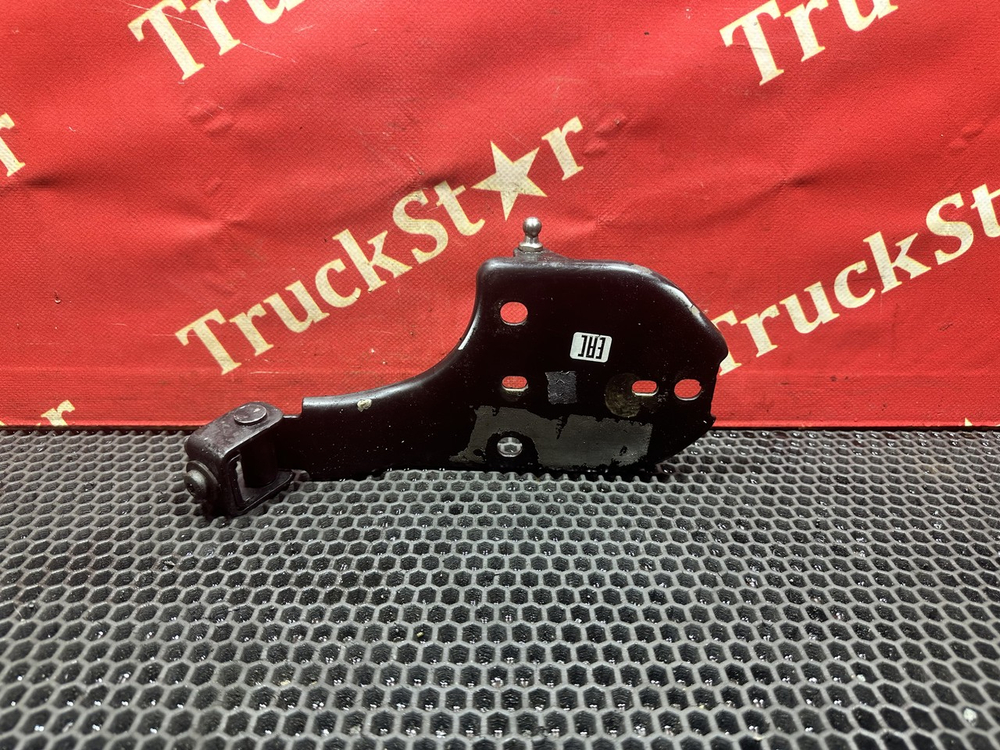 Кронштейн петли капота правый