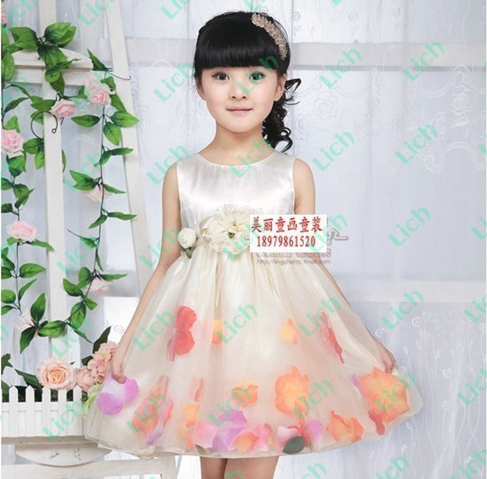 Платье А-силуэта с контрастным цветочным рисунком