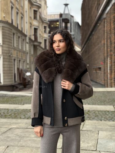 Черная куртка с коричневыми рукавами