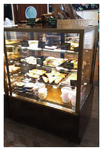 Витрина кондитерская ENTECO MASTER СУЛА ПРЕМИУМ 130 (встроенный агрегат) с боковинами черная