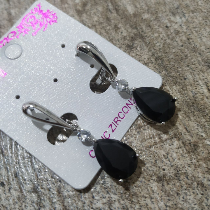 Серьги на англ.заст. Cubic Zirconia подвеска капля цвет черный стразы металл серебристый