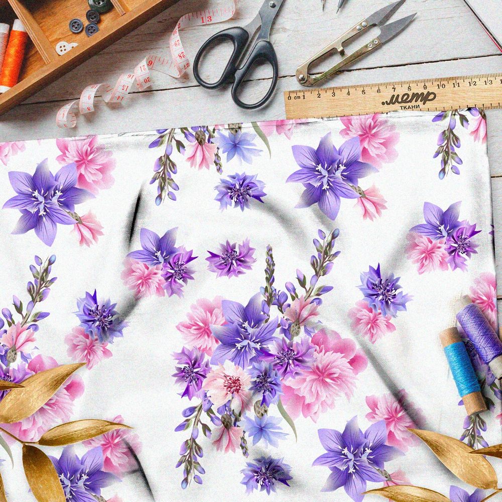 Ткань оксфорд 600 васильки, колокольчики и георгины на белом фоне