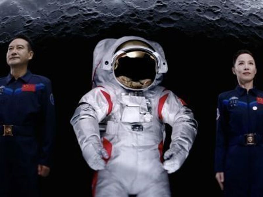 В Китае впервые представили лунный скафандр