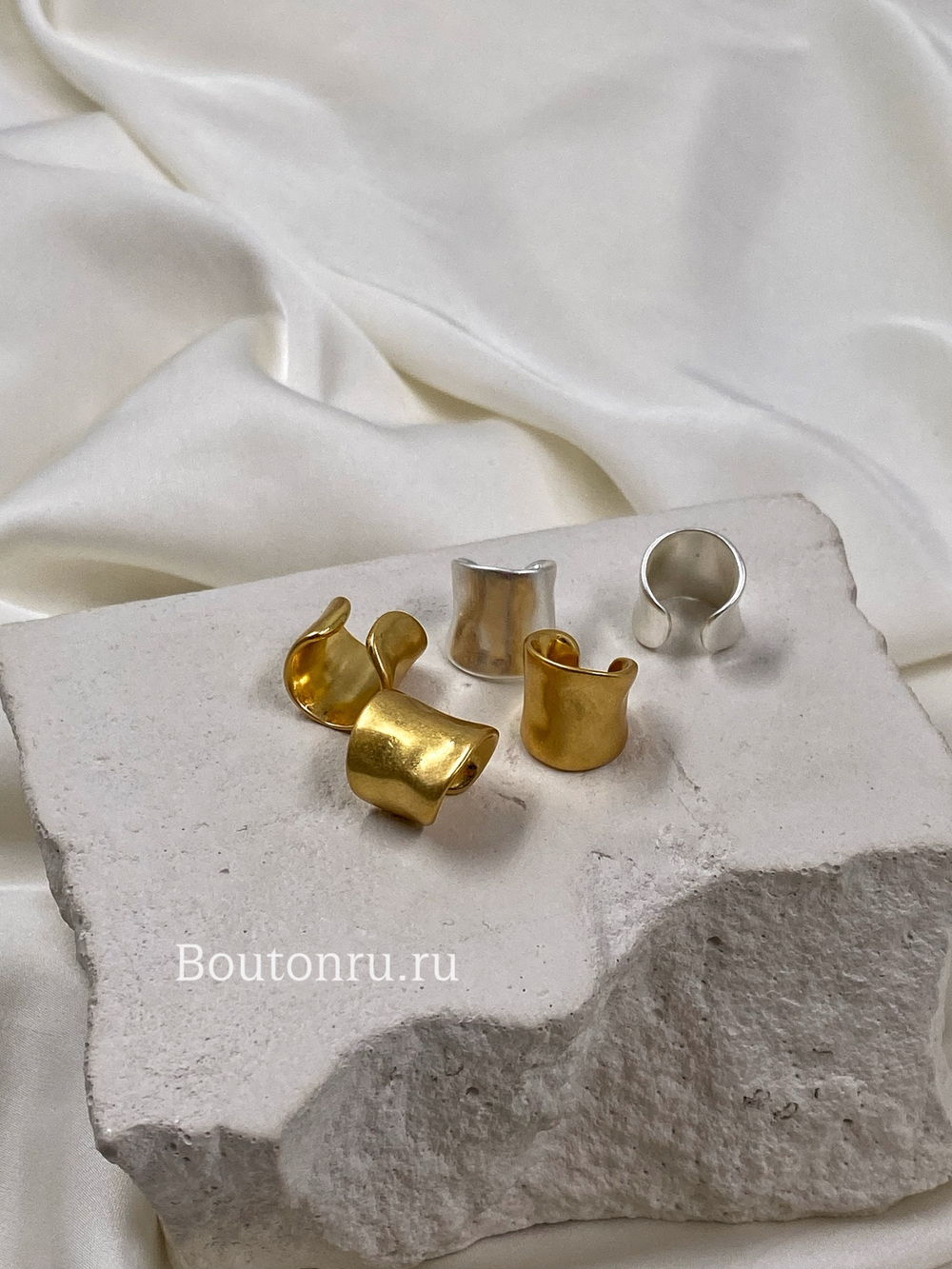 Серьги каффы серебристые с мятым эффектом