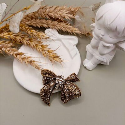 Брошь "Бантик со стразами"
