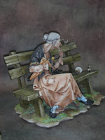 Статуэтка. Фарфор. Старушка, кормящая голубей. Capodimonte. Италия
