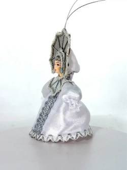 Елочные игрушки. Кукла-подвеска Снежинка